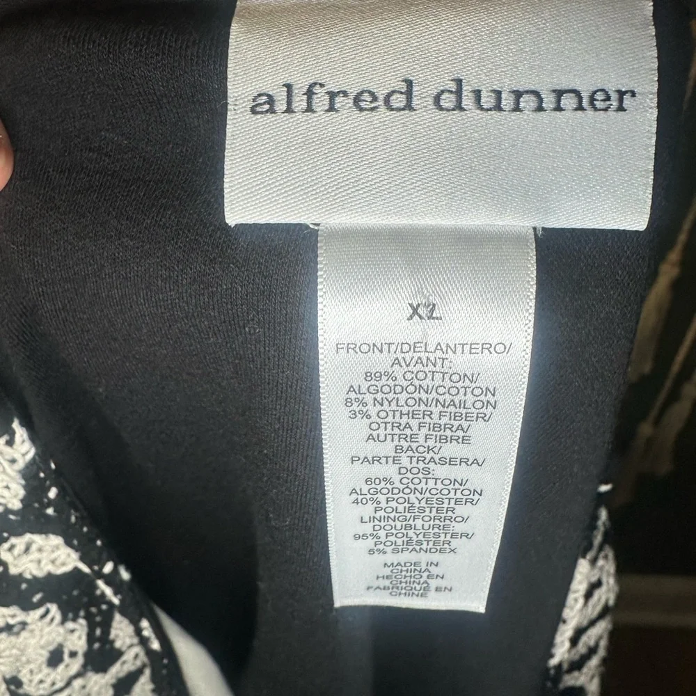 Alfred Dunner Crochet Floral Top Black & White Scalloped Hem XL - Picture 2 of 5
